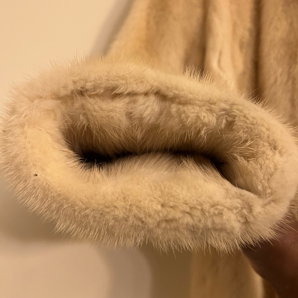 Elegant Beige Fur Coat - Picture 6 of 11